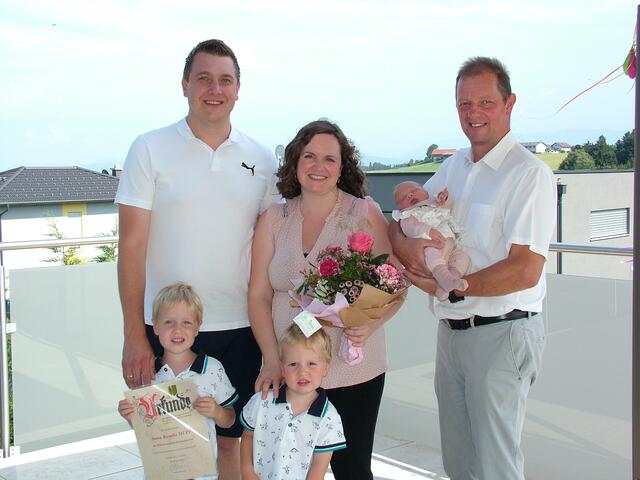 Bürgermeister Neuwirth gratulierte Familie Hupf persönlich. | Foto: Gemeinde Fornach