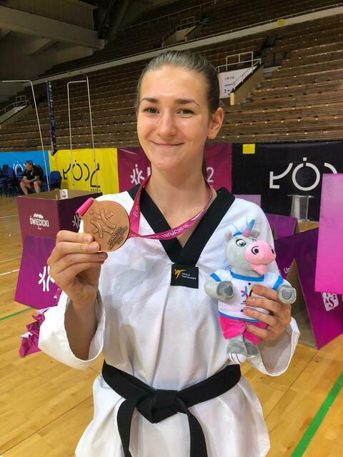 Kathrin mit Bronzemedaille und Turniermaskottchen | Foto: Kathrin Jirka