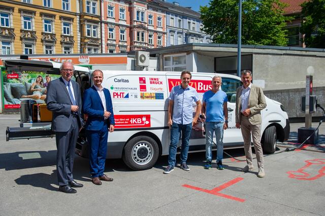 Vinzi-Bus mit Ökostrom. IKB-Vorstandsvorsitzender DI Helmuth Müller, Vizebürgermeister Ing. Mag. Johannes Anzengruber BSc., Markus und Reiner Bachor von der Vinzenzgemeinschaft St. Vinzenz und Bürgermeister Georg Willi vor dem E-Bus. (v. l. n. r.)  | Foto: IKB