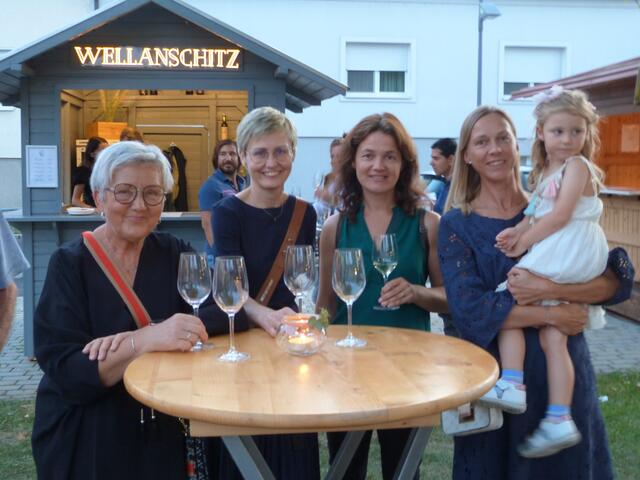 Grete, Birgit, Tina, Nicole und Sarah genossen die Zeit am Dorfplatz in Neckenmarkt!