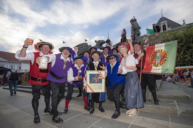 Verleihung Landeswappen an die Stadtrichter Klagenfurt im Rahmen des Altstadtzaubers. LStv.in Schaunig (Vertretung LH) am Neuen Platz in Klagenfurt.
 | Foto: LPD/Helge Bauer
