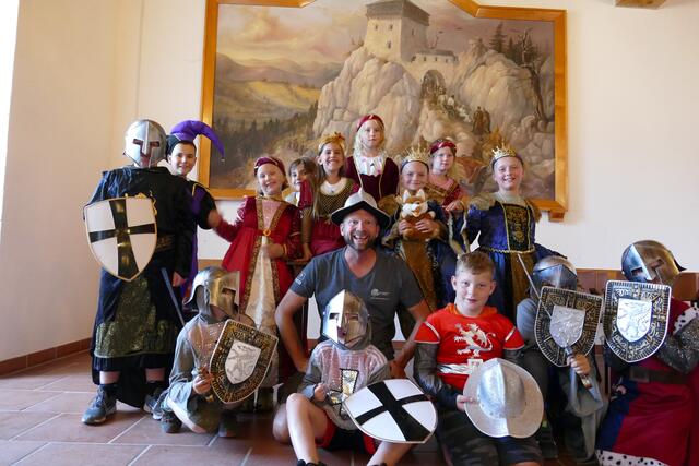 Sich auf Schatzsuche begeben und den Alltag als Ritter und Burgfräulein erleben: Das konnten die Kinder beim Sommerprogramm auf der Burg Gallenstein erleben. | Foto: NUP Eisenwurzen
