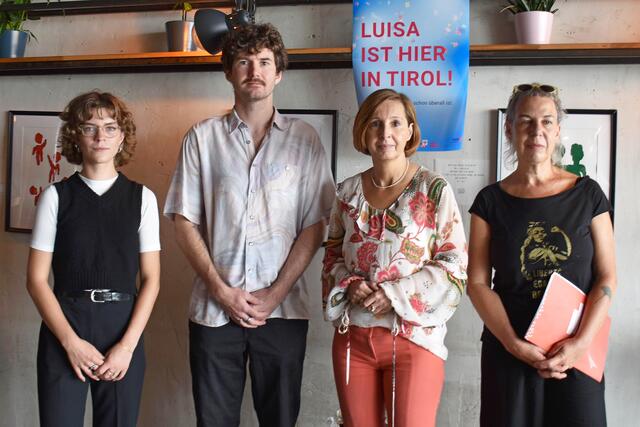 Im Rahmen einer Pressekonferenz im Kater Noster in Innsbruck wurde heute, Freitag, die tirolweite Umsetzung der Kampagne „Luisa ist hier“ vorgestellt. Im Bild v. r. Katharina Hölbing (Verein „Frauen gegen verGEWALTigung“), LRin Gabriele Fischer, Frederik Lordick (Innsbruck Club Commission) und Projektleiterin Emma Egger.
 | Foto: Land Tirol/Dorfmann
