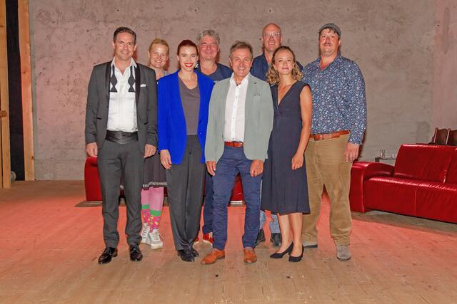 Manuel Witting, Bernadette Abendstein, Lisa-Lena Tritscher, Hakon Hirzenberger, Helmut Rainer, MBA (Vorstandsdirektor Sparkasse Schwaz), Alexander Braunshoer, Runa Schymanski, Thomas Frank. (vlnr.) | Foto: Sparkasse