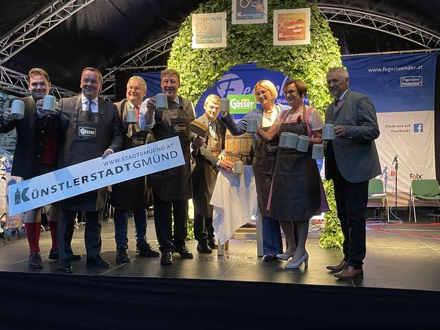 Begrüßung und Bieranstich durch Bürgermeister Josef Jury mit den Ehrengästen in Gmünd am Hauptplatz. | Foto: RegionalMedien