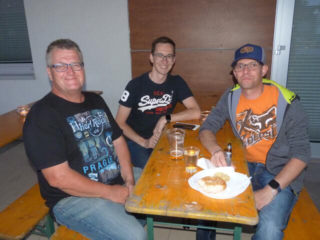 Franz, Gion-Luca und Patrick machten es sich auf den Bänken bequem.