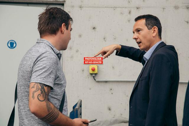 Rene Staudacher von der Tiroler Landesstelle für Brandverhütung (rechts) machte sich vor Ort ein Bild der vorbildlichen Maßnahmen. | Foto: Höpperger Umweltschutz - Felix Stark