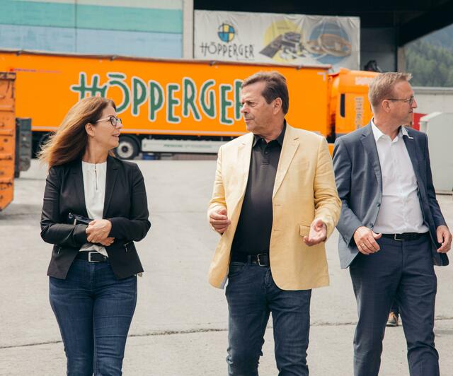 Harald Höpperger führte die Gäste durch das Betriebsgelände in Pfaffenhofen. | Foto: Höpperger Umweltschutz - Felix Stark