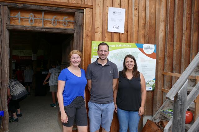 Julia Weissensteiner (Ferialpraktikantin Natur- und Geopark Steirische Eisenwurzen), Oliver Gulas-Wöhri (GF Natur- und Geopark Steirische Eisenwurzen) und Carina Griesebner (Regionales Jugendmanagement, RML Liezen) freuen sich über den gelungenen Abschluss des Sommerprogramms. | Foto: NUP Eisenwurzen