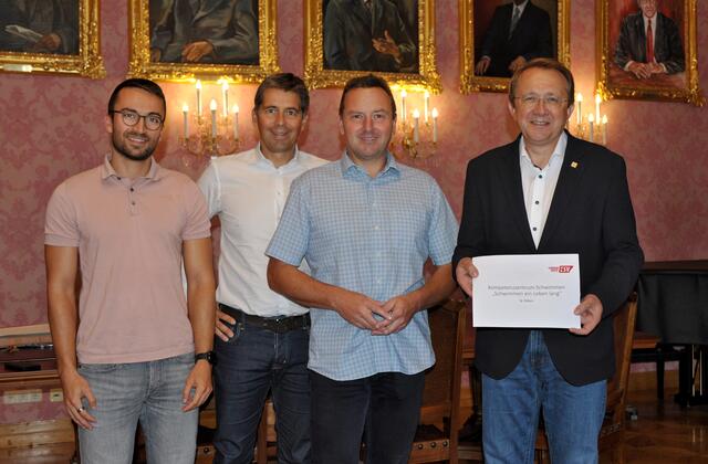 Florian Gleiss, Obmann Stv. Christoph Schwarz, Obmann Rainer Kastner und Bürgermeister Matthias Stadler bei der Vorstellung des Projekts Kompetenzzentrum Schwimmen.  | Foto: Wolfgang Mayer