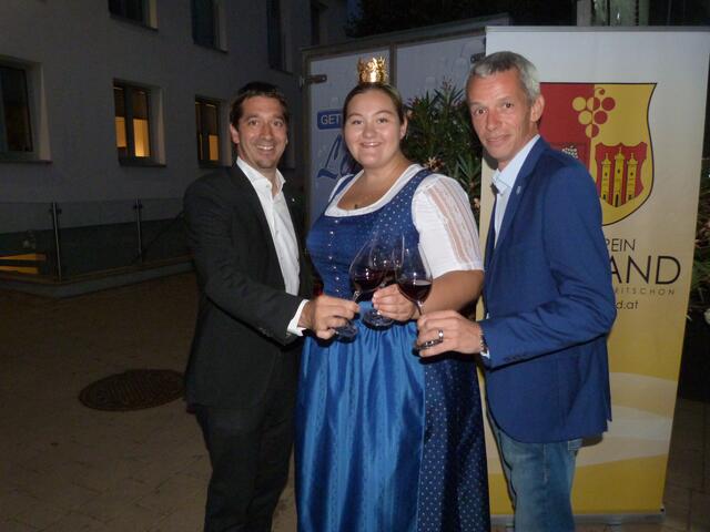 Christian Zechmeister, Jasmin Fabian und Mario Sallmutter stießen auf die kommenden Rotweintage an!