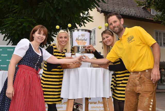 Gelungener Honig-Anstich beim 19.Österreichischen Honigfest in Hermagor. V.l.n.r.: Elisabeth Thurner, Kärntner Landesobfrau, Bienchen Gloria Ball, Bienchen Mira Bachmann und Arno Kronhofer, neuer Obmann des Bienenzuchtvereines Hermagor | Foto: Hans Jost