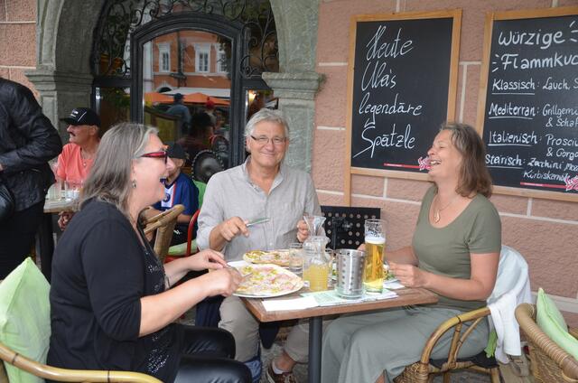 Gabi und Dieter Kari sowie Ingeborg Glanzer lassen es sich schmecken