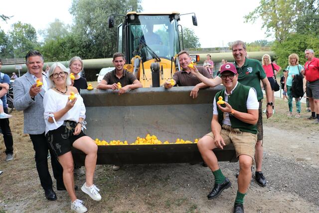 Anneliese Kollegger-Steger und Hannes Krois (vorne) mit Michael Hohl, Helene Ruhmer, Christoph Pellischek, Johann Krois und Erich Gosch beim 1. Feldkirchner Entenrennen. | Foto: Edith Ertl