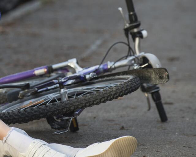 Der Radfahrer kam bei dem Zusammenstoß mit dem Kastenwagen zu Sturz und zog sich schwere Verletzungen zu. | Foto: MEV (Symbolfoto)