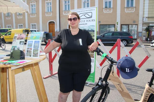 Hanna Bergsman präsentiert das Angebot von "WinEcycle-Tours". 