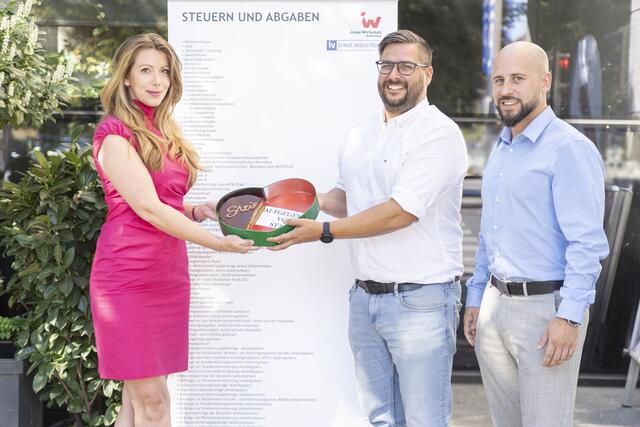 Fordern dringende Entlastungen: Nina Zechner (Geschäftsführerin der Jungen Industrie Steiermark), Hannes Buchhauser (Landesvorsitzender der Jungen Wirtschaft Steiermark) und Martin Gundinger (Austrian Economics Center)  | Foto: Foto Fischer
