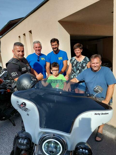 vlnr: Joe (MC Silent Army), Andreas und Gerhard (Climbingzoo), Familie Bürger | Foto: Climbingzoo