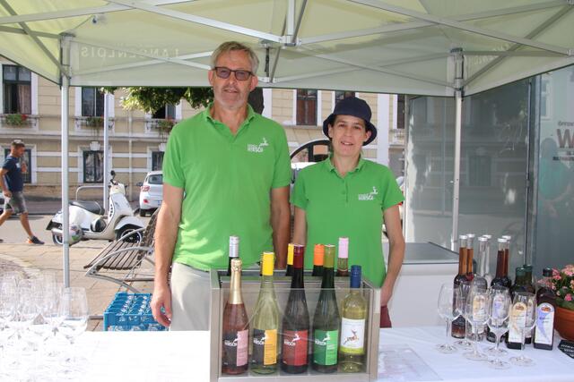 Das "Weingut Hirsch" bietet seine Weine an.