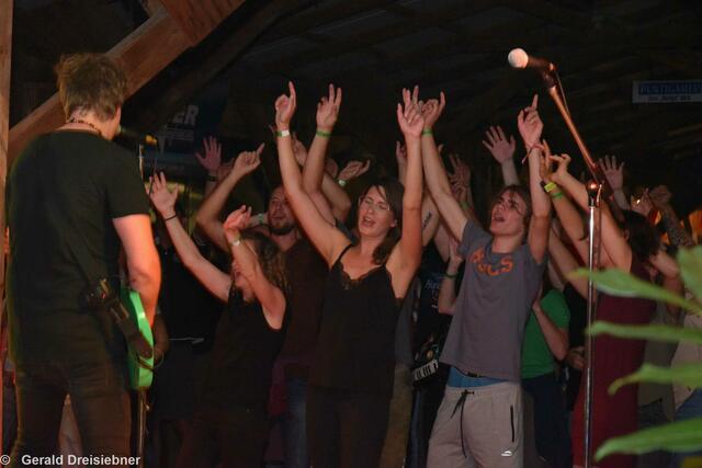 Das Publikum ging beim 70. Parkfest so richtig ab. | Foto: Gerald Dreisiebner