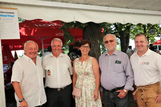 Anton Scherbinek, Josef Gerlza, Ingrid Baumhackl, Franz Grinschgl und Wolfgang Leber beim ÖKB-Frühschoppen in Premstätten. | Foto: Edith Ertl