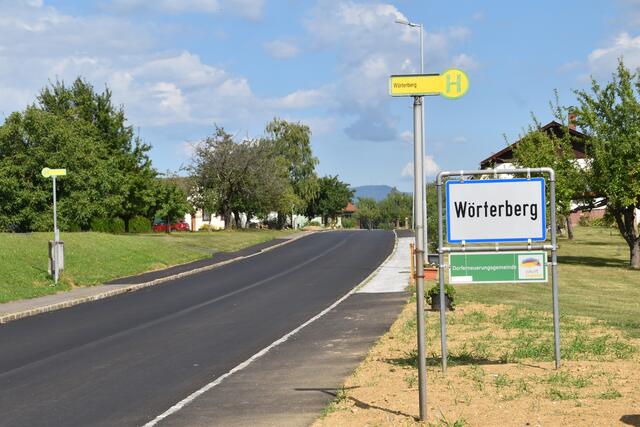 Auf 1,5 Kilometer Länge wurden Asphaltierungs- und Entwässerungsarbeiten sowie Gehsteigsanierungen durchgeführt. | Foto: Martin Wurglits