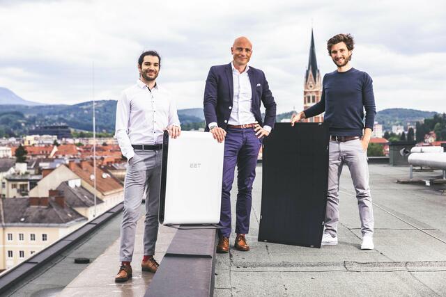 Platz an der Sonne: Science Park Graz-Geschäftsführer Martin Mössler (m.) mit Christoph Grimmer (r.) und Jan Senn von EET mit dem „SolMate“ | Foto: Oliver Wolf