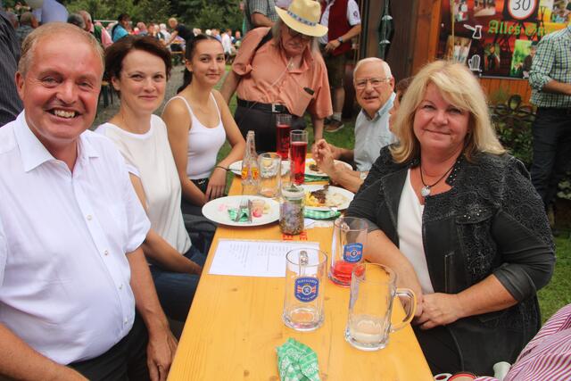 Bürgermeister Bernard Ederer (l.), seine Frau Marianne (r.) und Freunden am Frühschoppen beim Kreuzwirt. | Foto: RegionalMedien Steiermark/Hofmüller