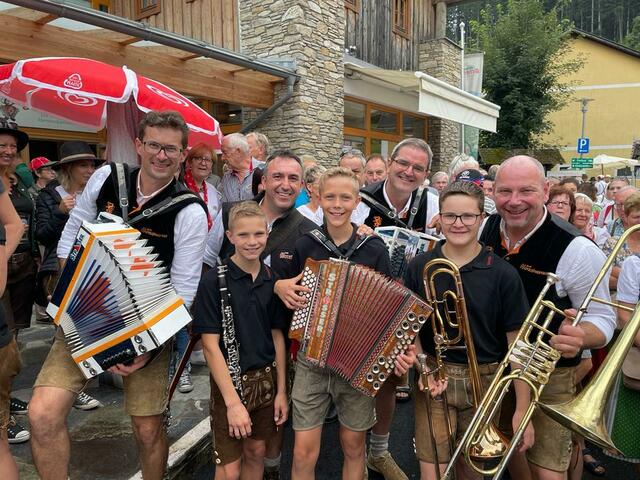 Auch die Hafendorfer waren von den jungen Musikern "Die Jungen Aufbradler" angetan und spielten gemeinsam auf. | Foto: RegionalMedien Steiermark/Riedl