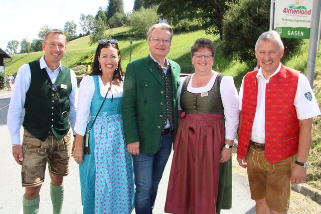 Auch die Politik war am Musi Kirtag zu Gast: LAbg. Andreas Kinsky, Iris Drexler mit ihrem Mann Landeshauptmann Christopher Drexler, LAbg. und Bgm. von Fischbach Silvia Karelly und Hausherr Bgm. Erwin Gruber aus Gasen. (v.l.) | Foto: RegionalMedien Steiermark/Hofmüller