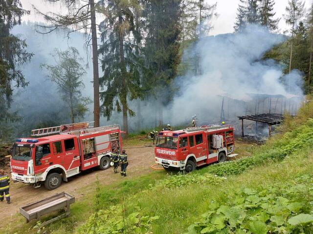 Drei Feuerwehren wurden alarmiert als eine Wildfütterung in Aigen im Ennstal in Flammen stand. | Foto: FF Aigen/Ennstal