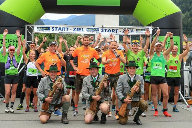 Startaufstellung zum Drei-Gipfel-Lauf mit Alexander Rüdiger (rechts in Orange und Marc Landl (Mitte), sowie den Salut-Schützen | Foto: Mario Buehner, eip.at