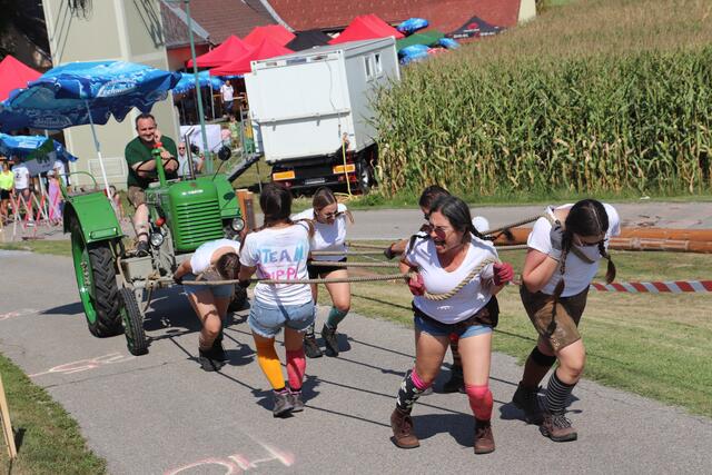 Während die Männer in 4er Teams antraten, gingen die Damen zu 6. an den Start, leichter wurde das Traktorziehen trotzdem nicht | Foto: Edith Ertl