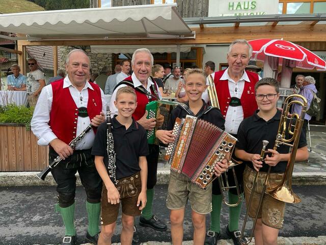 Die Legenden "Das Stoakogler Trio" haben unzählige junge Musiker, wie "Die jungen Aufbradler" mit ihrer unsterblichen Musik infiziert. | Foto: RegionalMedien Steiermark/Riedl
