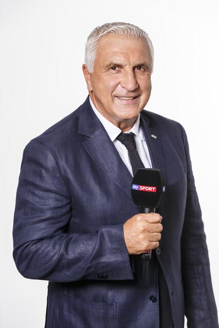 Weil er den Haltezeichen der Polizei nicht Folge leistete und auf Polizisten zu fuhr, wurde Hans Krankl am 14. August vorläufig von der Polizei festgenommen. Er war als Experte des Senders Sky beim Spiel des LASK gegen Rapid im Einsatz. | Foto: Sky/FOTObyHOFER/Christian Hofer