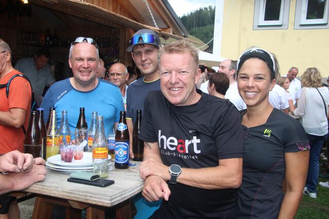 Auch Lokalgröße Stefan Fritz (2.v.r.) war mit einigen Freunden mit dem Fahrrad unterwegs. Im Kreuzwirt gab es einen kurzen Zwischenstopp. | Foto: RegionalMedien Steiermark/Hofmüller