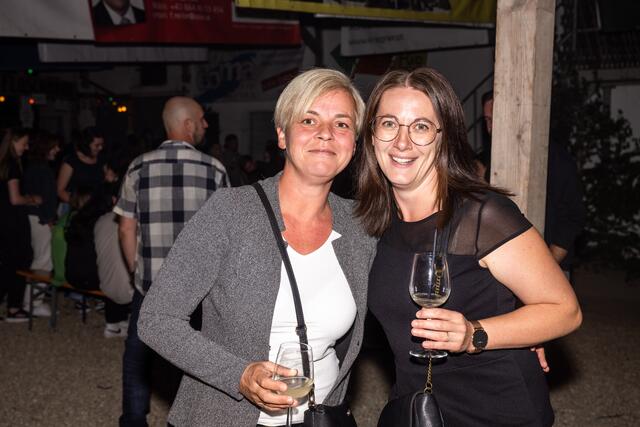 Maria und Sibylle ließen sich das Hofspektakel nicht entgehen.