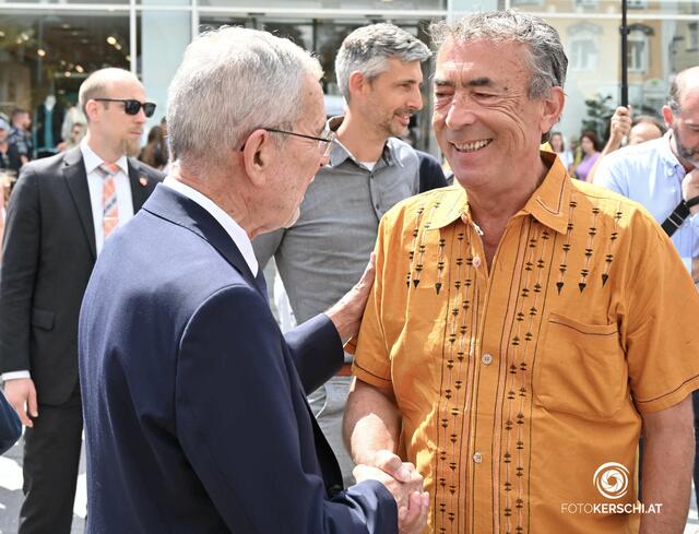 Als prominenter Unterstützer und Überraschungsgast schaute auch Sänger Hubert von Goisern am Taubenmarkt vorbei. | Foto: Fotokerschi.at