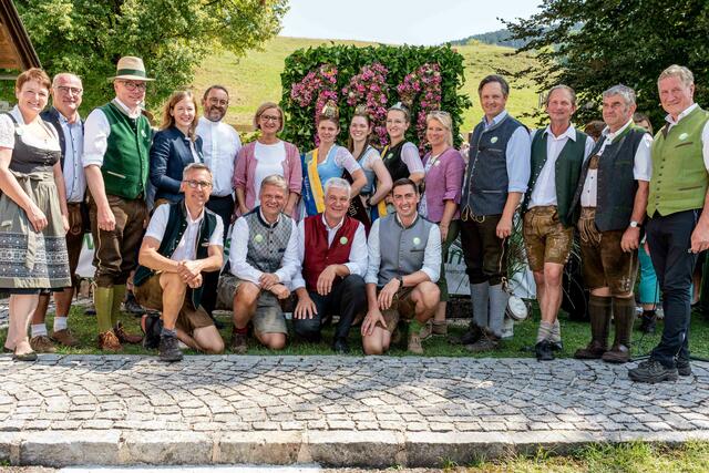 Landwirtschaftskammer NÖ-Vizepräsidentin Andrea Wagner, Bürgermeister von Ybbsitz Gerhard Lueger, LH-Stellvertreter Stephan Pernkopf, Jugendstaatssekretärin Claudia Plakolm, Pfarrer Peter Bösendorfer, Landeshauptfrau Johanna Mikl-Leitner, NÖ Milchkönigin Anita Tröstl, Mostkönigin Stv. Theresa Alkin, Milchprinzessin Theresia Binder, NÖ Landesbäuerin Irene Neumann-Hartberger, Landwirtschaftskammer NÖ-Präsident Johannes Schmuckenschlager, Obmann des NÖ Alm- und Weidewirtschaftsvereins Josef Mayerhofer, Obmann der Schwarzbachweide Anton Teufl, Bundesobmann des Alm- und Weidewirtschaftsvereins Erich Schwärzler
(v.l. knieend): Bauernbund-Präsident Georg Strasser, Nationalratsabgeordneter Andreas Hanger, Landtagsabgeordneter Anton Kasser, Europaabgeordneter Alexander Bernhuber | Foto: LK NÖ/Georg Pomaßl