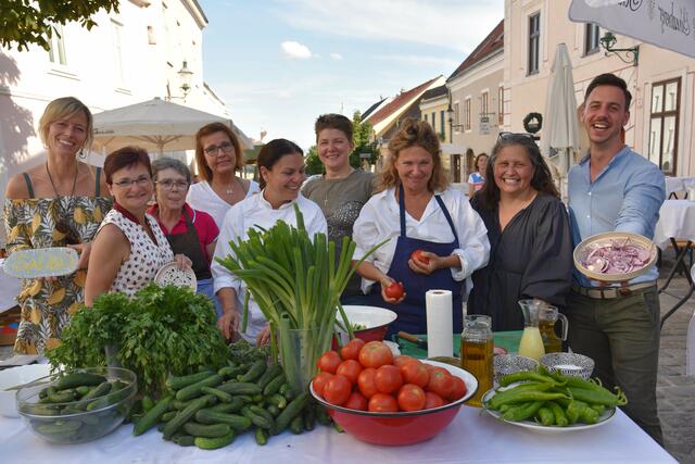 Kulturreferentin Dagmar Händler mit Haya Molcho, Johanna Gebeshuber und Team. | Foto: Baden Media