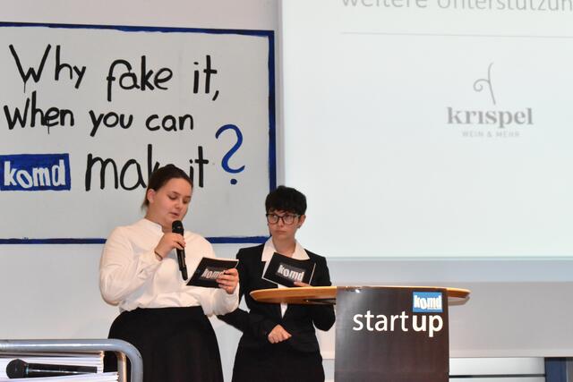 Johanna und Eva moderierten gekonnt durch die Präsentation.   Foto: Sanja Seisenbacher