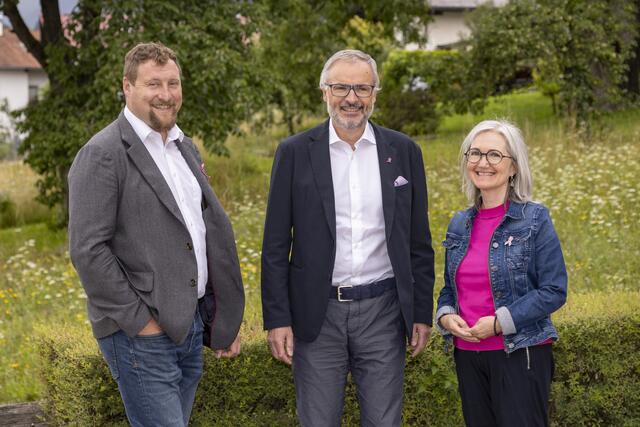 Der neue Geschäftsführer der Krebshilfe Tirol, Florian Klotz mit Präsident Univ. Prof. Dr. Marth und Vorgängerin Antia Singer (v.l.). | Foto: AMTirol/Die Fotografen