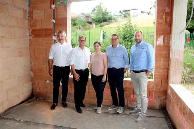 Baustellenbesichtigung: LR Heinrich Dorner, Bürgermeister Andreas Gradwohl, Melanie Piskernik (Projektentwicklung Burgenland, PIB), Gerald Goger, Geschäftsführer Landesimmobilien Burgenland und Jürgen Bischof (Bauleiter Firma Swietelsky) | Foto: LMS