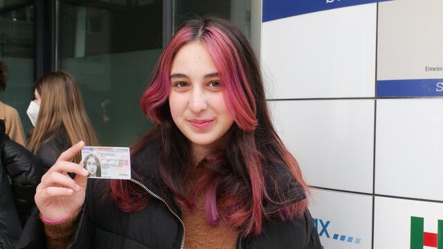 Tina, einige Minuten nachdem sie ihr Schülervisum bei der MA 35 abgeholt hat. | Foto: Maximilian Spitzauer