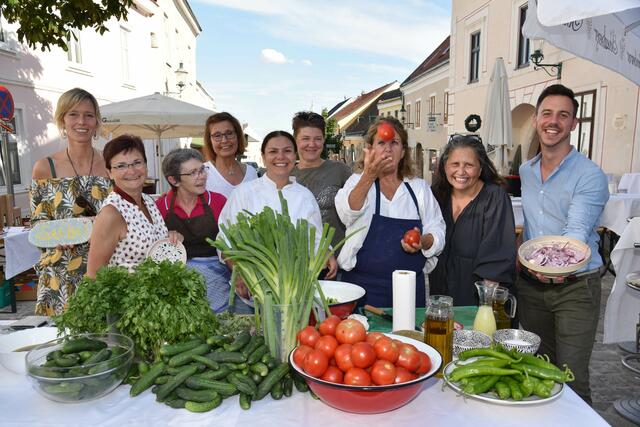 Kulturreferentin Dagmar Händler mit Haya Molcho, Johanna Gebeshuber und Team. | Foto: Baden Media