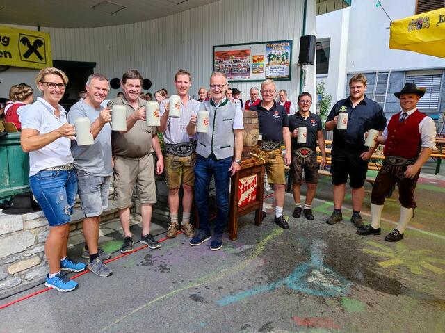 Faßanstich und Eröffnung des Kössener Dorffest mit Bgm. Reinhold Flörl und den Vereinsobleuten.