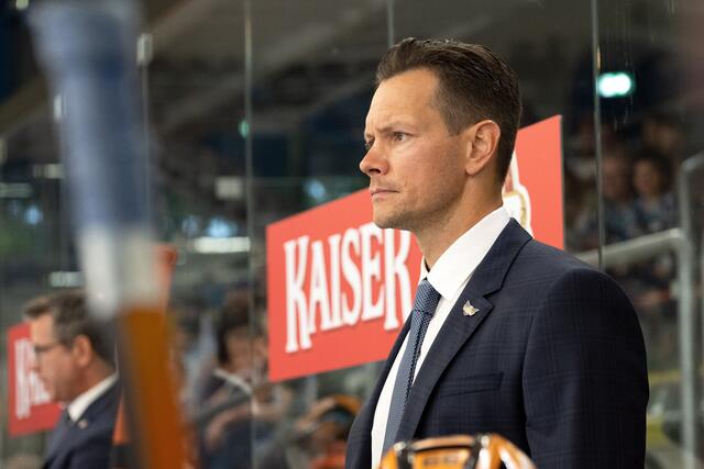 Philipp Lukas steht in seiner ersten Saison als Headcoach auf der Bank der Black Wings.  | Foto: BWL/Eisenbauer