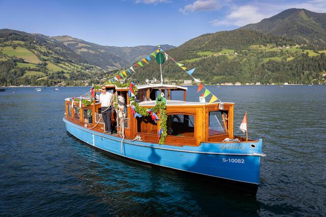 Die „Jubilarin“ auf dem Weg zu ihrem Geburtstagsfest an der Esplanade des Zeller Sees. | Foto: Schmittenhöhebahn AG / Nikolaus Faistauer Photography