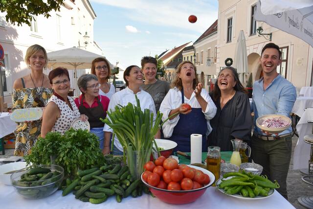 Kulturreferentin Dagmar Händler mit Haya Molcho, Johanna Gebeshuber und Team. | Foto: Baden Media