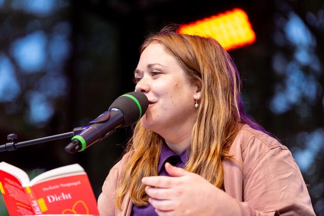 Die Wiener Schriftstellerin und Cartoonistin Stefanie Sargnagel war auch mit von der Partie. | Foto: Judith Stehlik